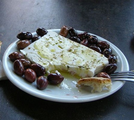 spanischer Schafskäse mit Oliven